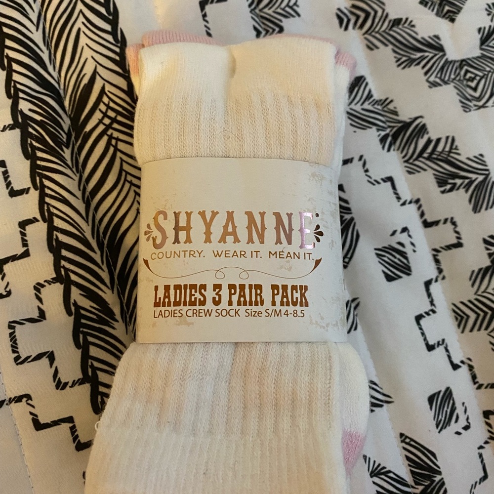 Never warn Shyanne/ Boot barn crew socks, 3 pack
